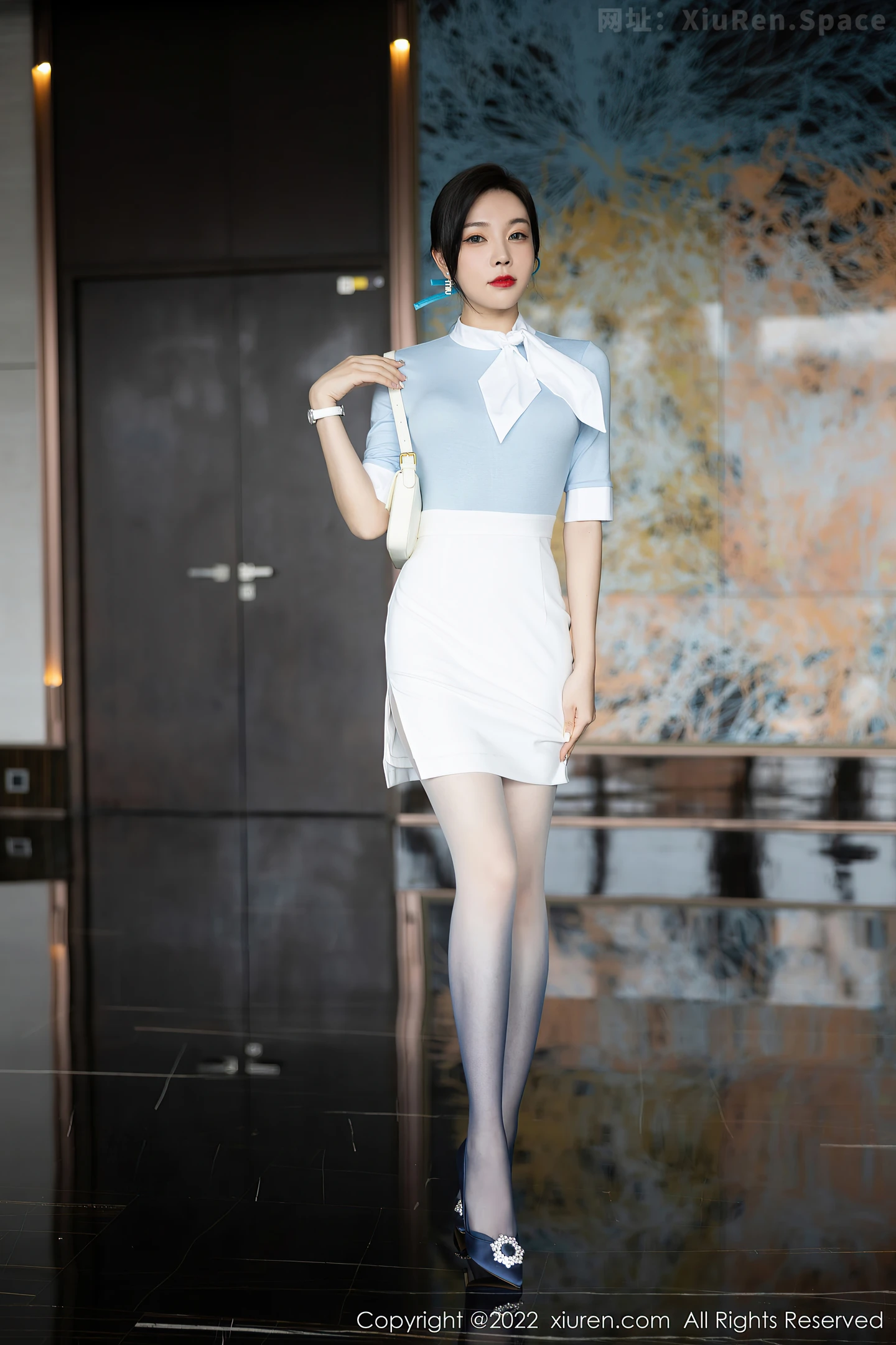 图片[2]-[XiuRen秀人网] VOL.5643 女神徐莉芝Booty淡蓝上衣配白短裙露诱人变色丝袜迷人诱惑写真85P-秀人网官方网站